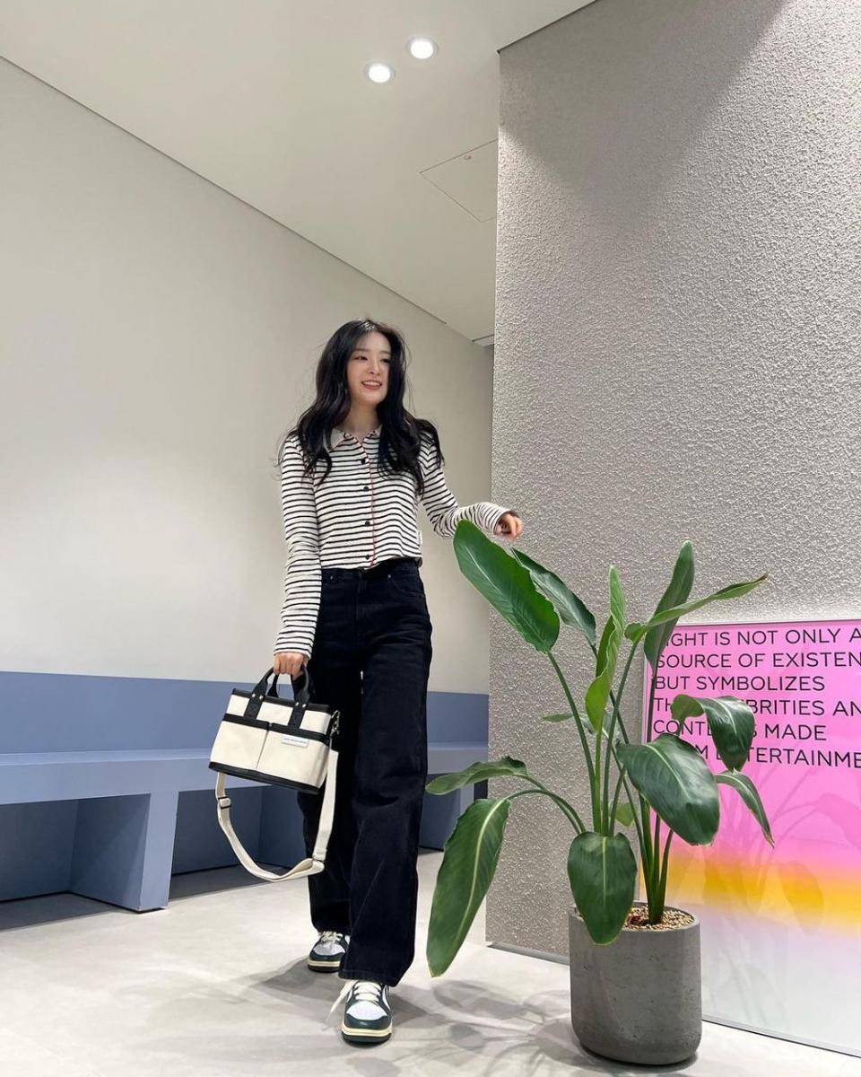 outfit kasual ala member Red Velvet (instagram.com/hi_seulgi)