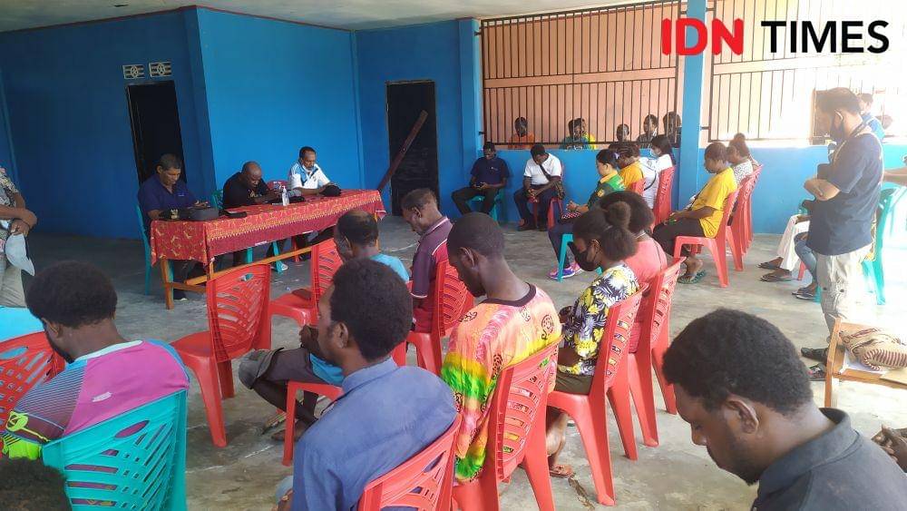 Masyarakat asli Papua di Kampung Nawaripi saat mendapat pembekalan terkait rumah pangan lestari Ricky Lodar/ IDN Times