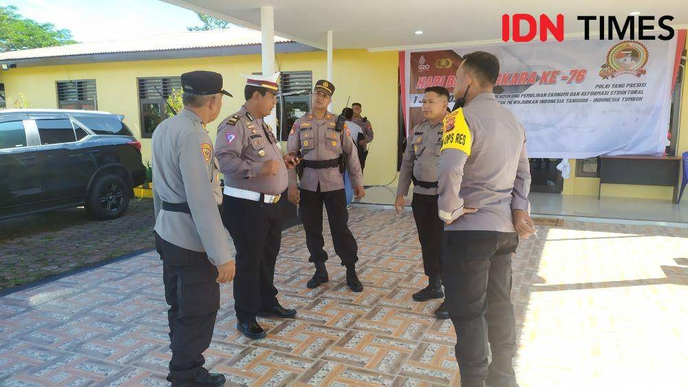 Kapolres Mimika AKBP I Gede Putra saat berbincang-bincang dengan pejabat Polres Mimika Ricky Lodar/ IDN Times