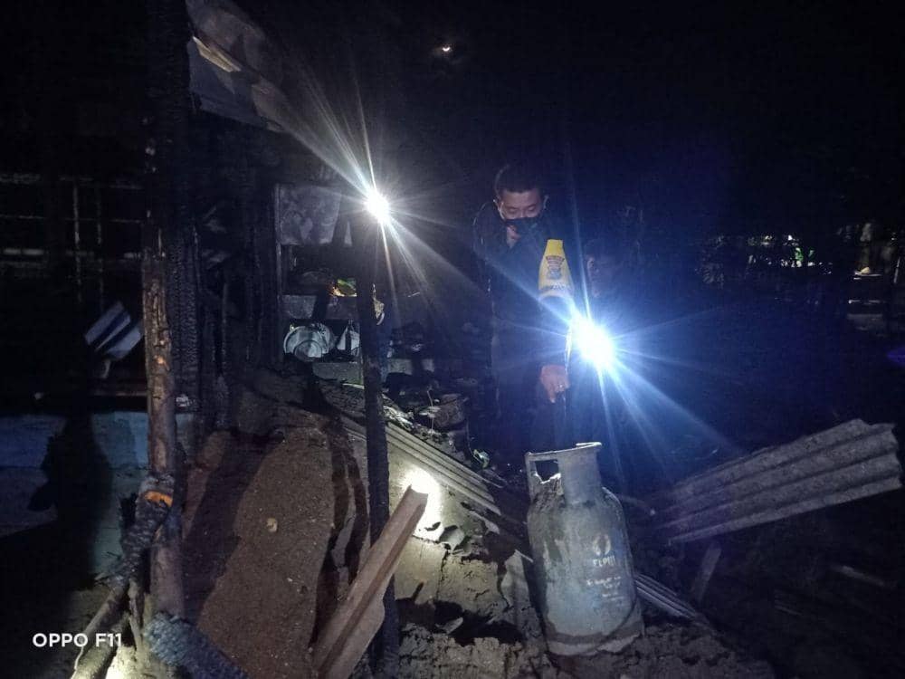 Polisi melakukan olah TKP dan membantu memadamkan api. (Dok. Polres Sumbawa)