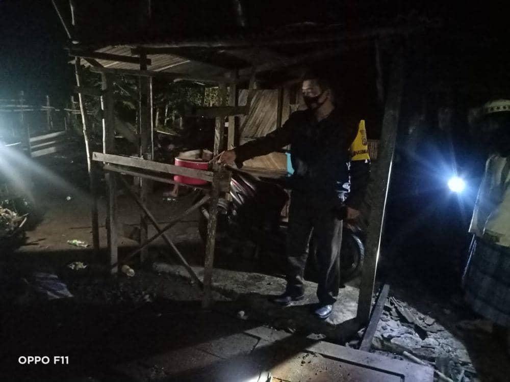 Puing-puing rumah warga yang terbakar. (Dok. Polres Sumbawa)