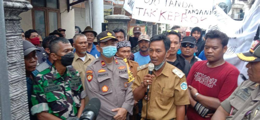 Kepala Desa Dateng Imqori saat memberikan keterangan kepada masyarakat yang menggelar unjuk rasa. IDN Times/Imron