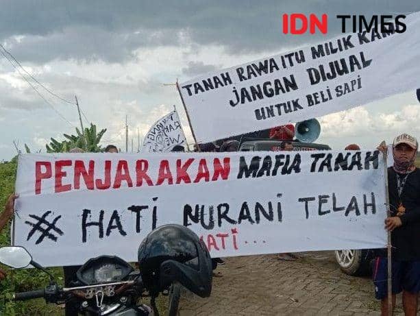 Ratusan warga Desa Dateng menggelar aksi unjuk rasa. IDN Times/Imron Ratusan warga Desa Dateng menggelar aksi unjuk rasa. IDN Times/Imron