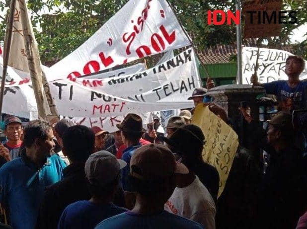 Ratusan warga Desa Dateng, Kecamatan Laren, Kabupaten Lamongan menggelar aksi unjuk rasa. IDN Times/Imron