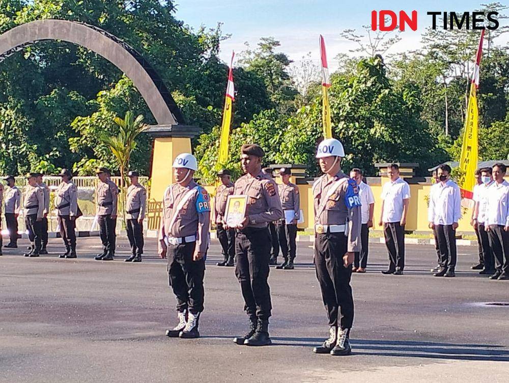 Foto Bripka Imam Basuki yang dibawa yang dibawa oleh seorang anggota Polri sebagai pengganti yang bersangkutan karena tidak hadir dalam upacara PTDH Ricky Lodar/IDN Times