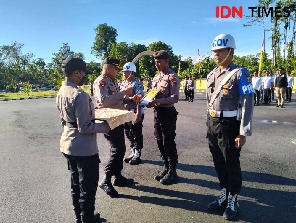 Upacara PTDH dipimipin oleh Kapolres Mimika AKBP I Gede Putra dengan cara menggaris silang pada foto Imam Basuki Ricky Lodar/ IDN Times