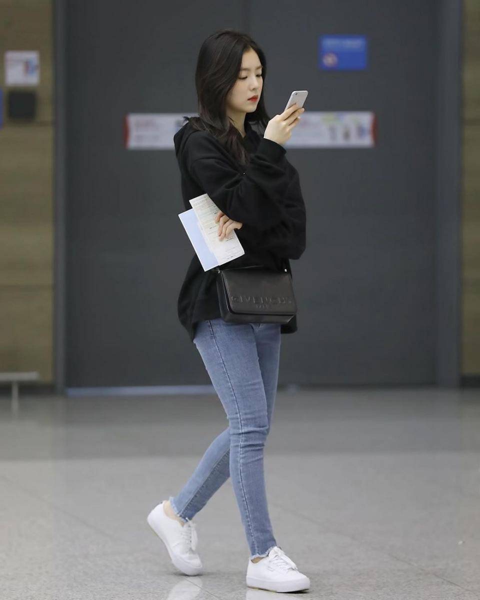 outfit kasual ala member Red Velvet (instagram.com/irenebaefashion)