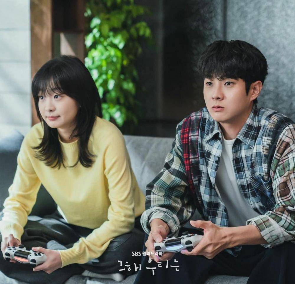 Kim Da Mi dan Choi Woo Shik di drama Our Beloved Summer (instagram.com/sbsdrama.official)
