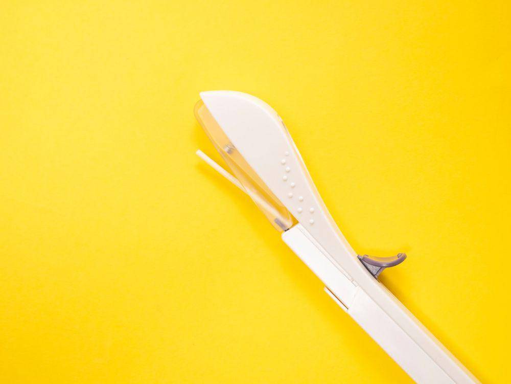 ilustrasi alat pemasang KB implan (unsplash.com/@rhsupplies)