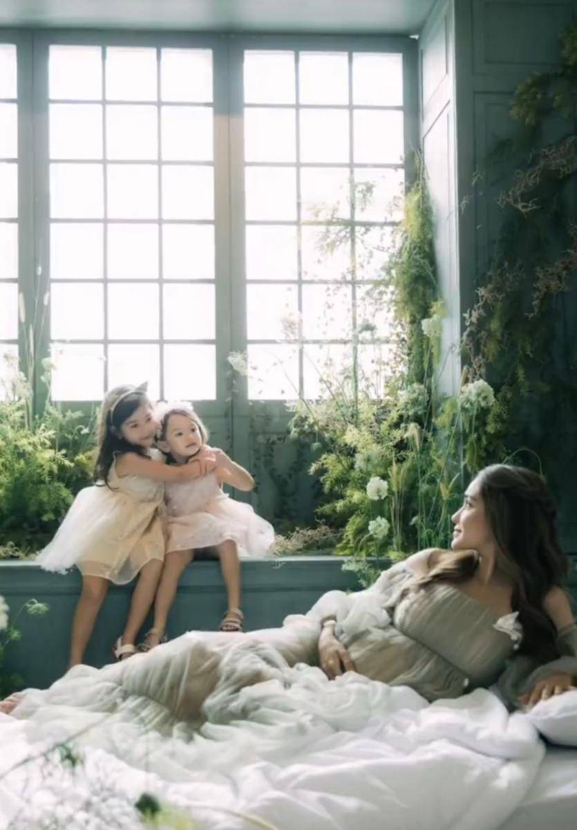 Potret maternity Yasmine Wildblood bersama buah hati. (instagram.com/babyaxioo)
