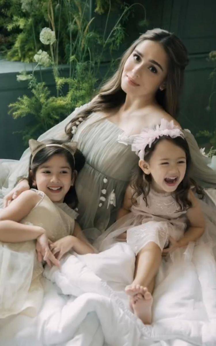 Potret maternity Yasmine Wildblood bersama buah hati. (instagram.com/babyaxioo)