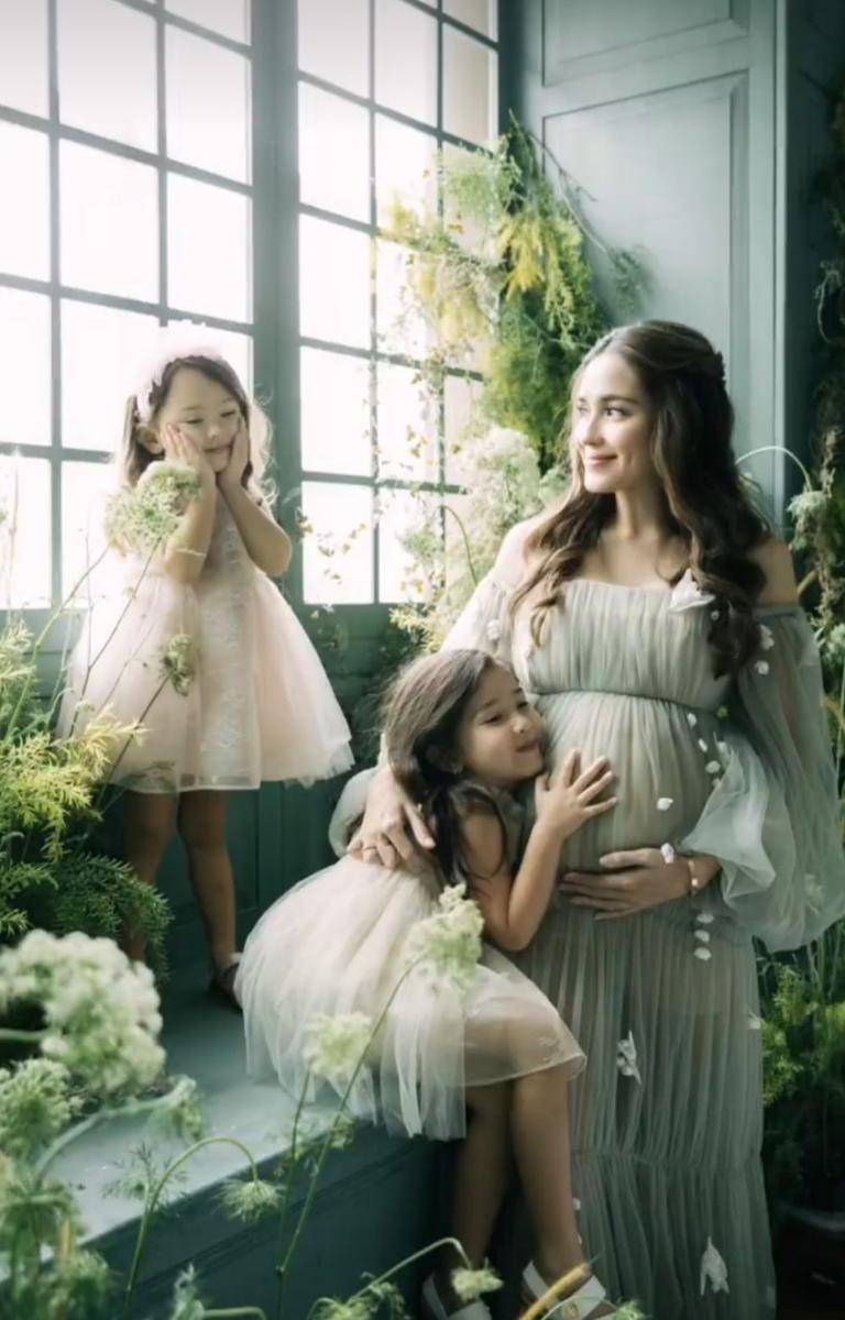 Potret maternity Yasmine Wildblood bersama buah hati. (instagram.com/babyaxioo)
