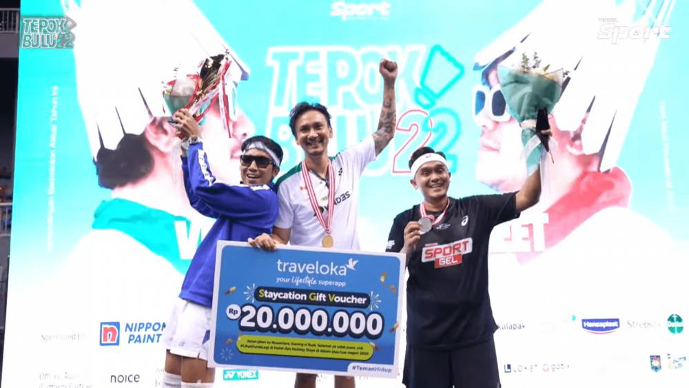 foto Desta, Vincent, dan Valentino Jebret di atas podium (youtube.com/VINDES)