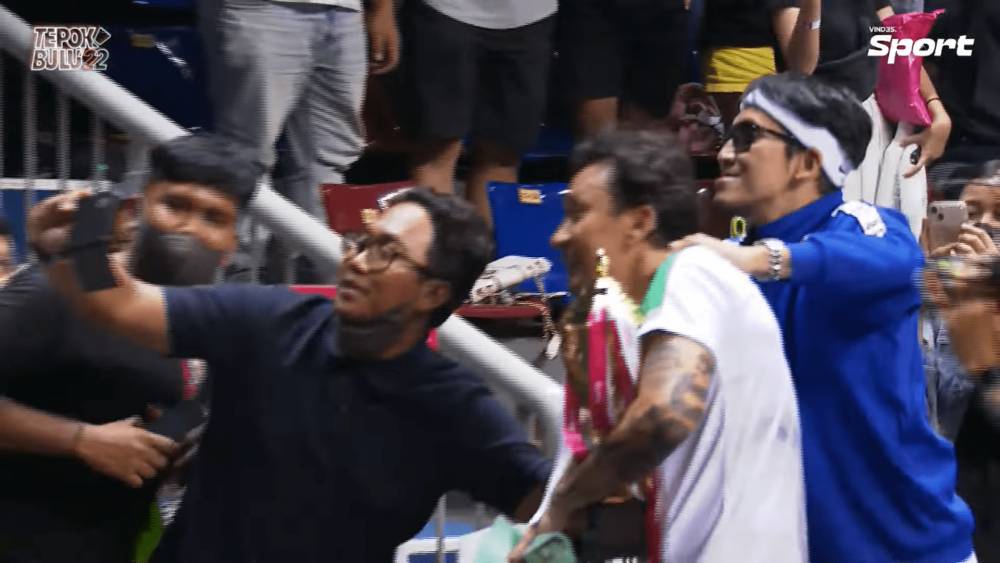 Vincent dan Desta berfoto bersama penonton Tepok Bulu 2022. (youtube.com/VINDES)