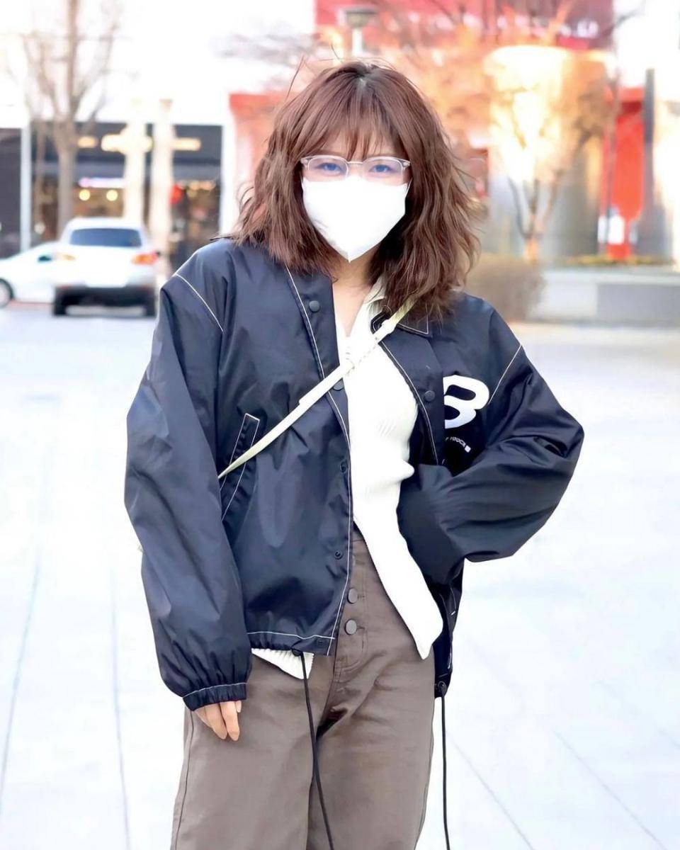 outfit kasual ala member Red Velvet (instagram.com/seungwanstyle)