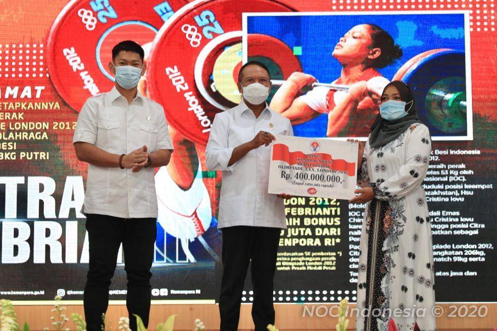 Ketua Komite Olimpiade Indonesia Raja Sapta Oktohari, Menteri Pemuda dan Olahraga Zainudin Amalai dan lifter Indonesia Citra Febrianti saat acara penyerahan bonus apresiasi atas medali perak Olimpiade 2012 London. (dok. NOC Indonesia/Naif Al'As)