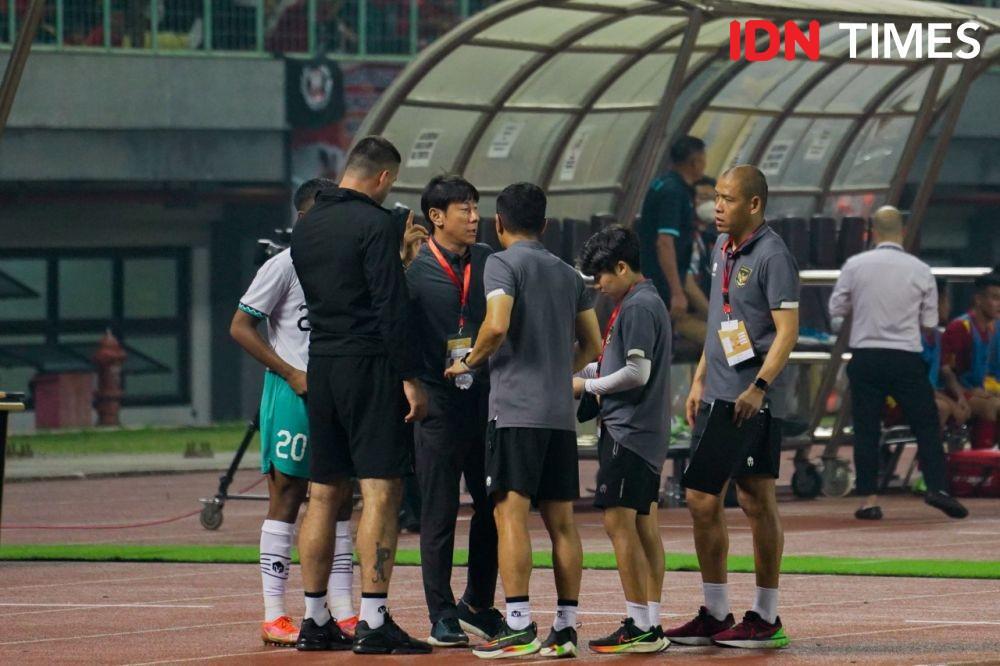 Shin Tae Yong sedang berdiskusi dengan tim pelatih Timnas U-19 Indonesia di salah satu laga Piala AFF U-19. (IDN Times/Tata Firza)