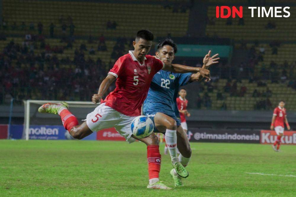 Aksi pemain Timnas U-19, Kakang Rudianto, saat berhasil timnya mengalahkan Brunei Darussalam di babak penyisihan Piala AFF U-19 2022, Senin (4/6/2022). (IDN Times/Tata Firza)