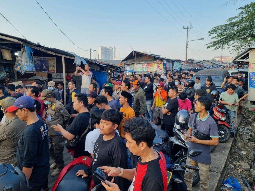 Para pedagang dan warga yang menolak penertiban yang dilakukan Satpol PP Kota Depok di dekat Pasar Kemirimuka, Kecamatan Beji, Kota Depok. (Istimewa)