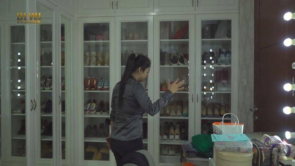 potret rumah lama Dewi Perssik (youtube/Dewi Perssik)