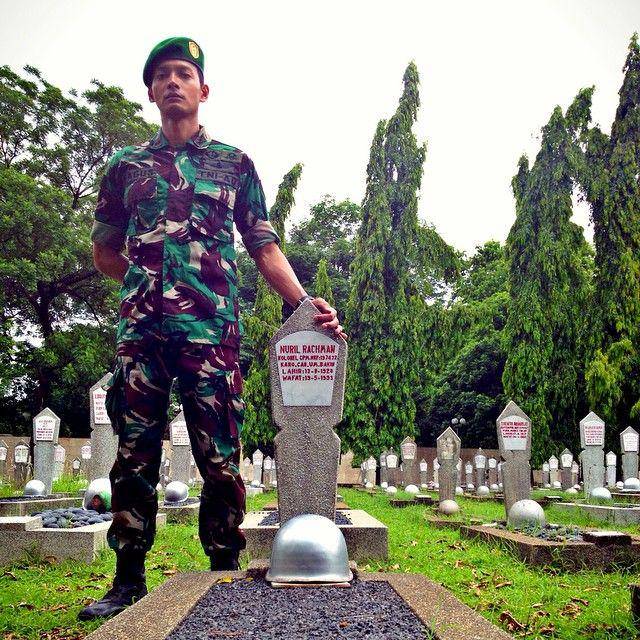 potret Fedi Nuril di pusara sang ayah (instagram.com/fedinuril)