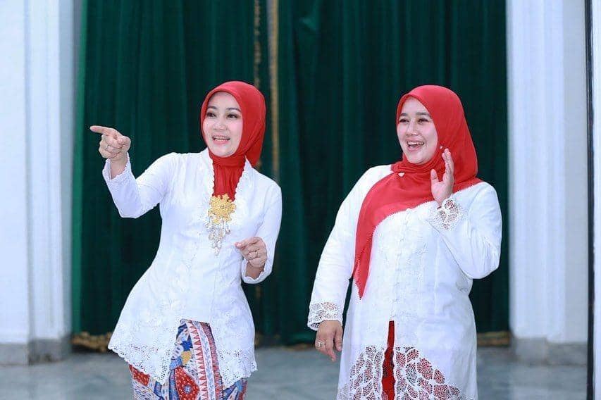 Adu Gaya Kebaya Atalia Praratya vs. Lina Ruzhan, Istri Pejabat Anggun