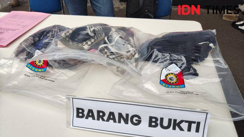 Barang bukti yang digunakan pelaku saat membunuh korban yang mayatnya dibuang di Kali Krukut. (IDNTimes/Dicky)