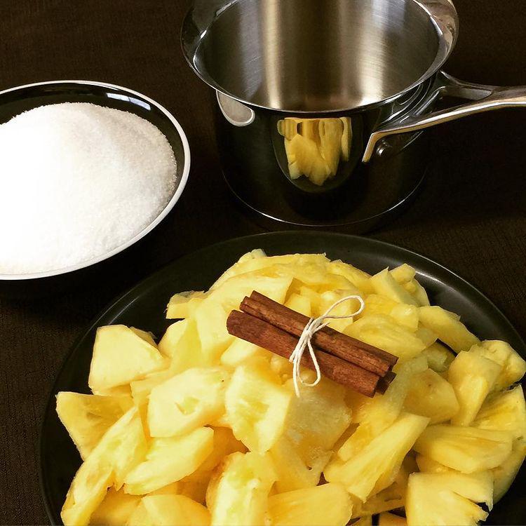 ilustrasi potongan nanas, kayu manis, dan gula (instagram.com/thepetitechef)