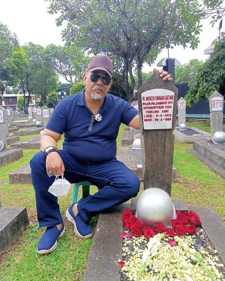 potret Indro Warkop di makam mediang sang ayah (instagram.com/indrowarkop_asli)