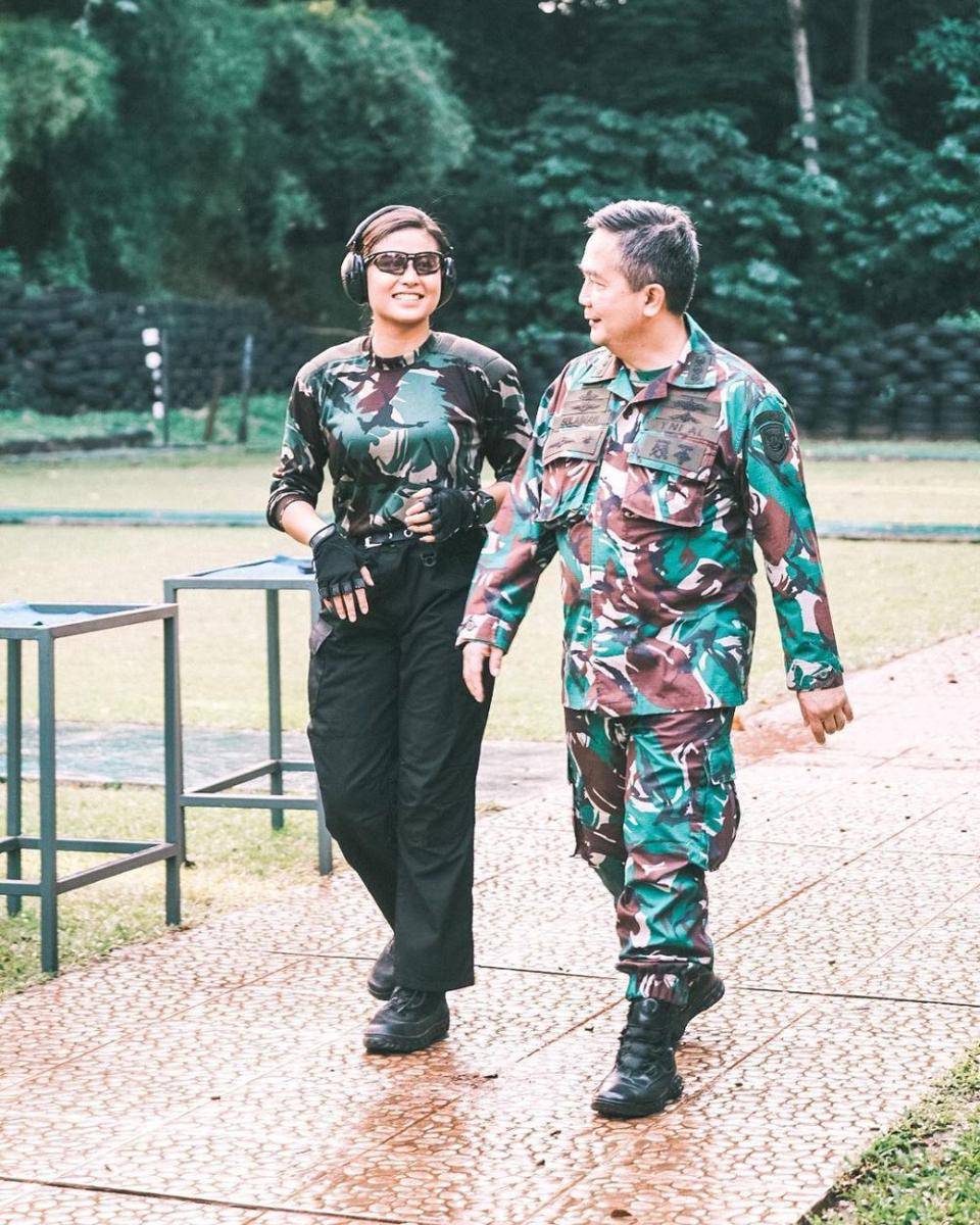 potret Awkarin dan sang ayah (instagram.com/awkarin)