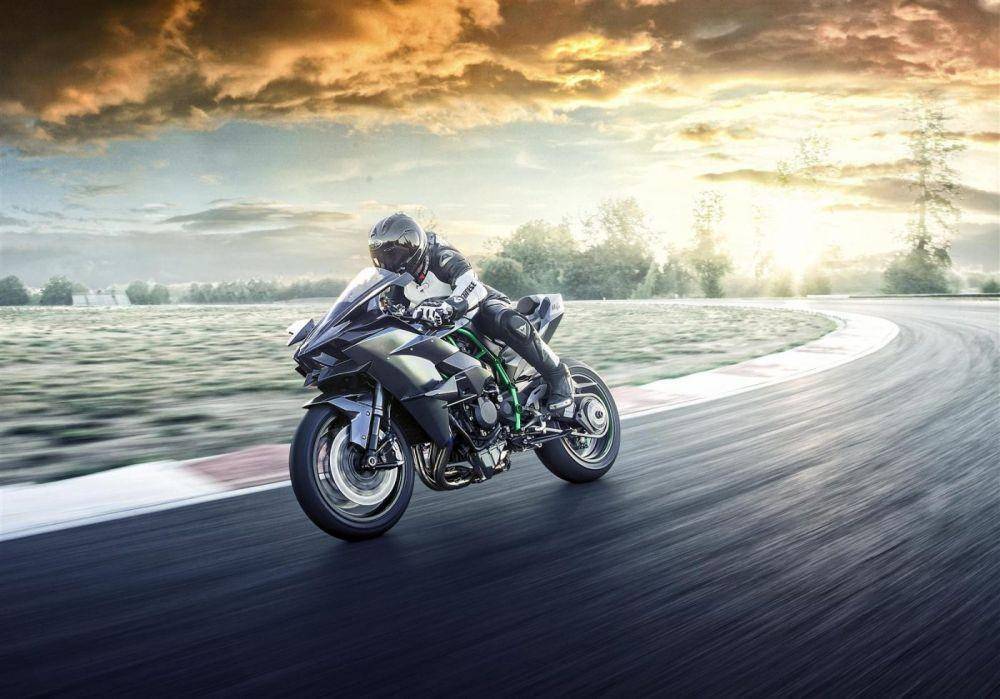 Ilustrasi pengendara Kawasaki Ninja H2R (kawasaki-india.com)