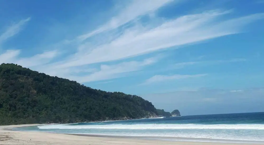 Pantai Lenggoksono: Perpaduan Pasir Putih, Tebing, dan Ombak Biru