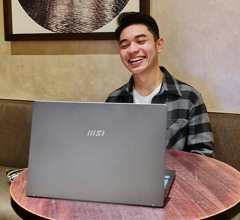 potret pesona Fiki Naki di depan laptop (instagram.com/fikinakii)