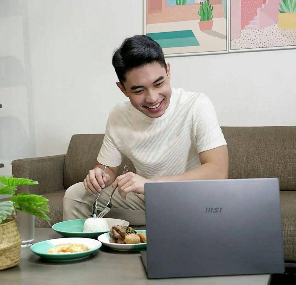 potret pesona Fiki Naki di depan laptop (instagram.com/fikinakii)