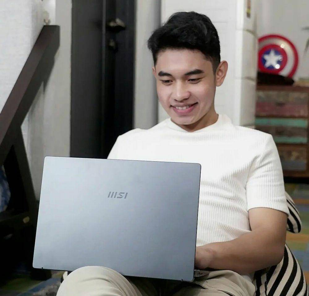 potret pesona Fiki Naki di depan laptop (instagram.com/fikinakii)