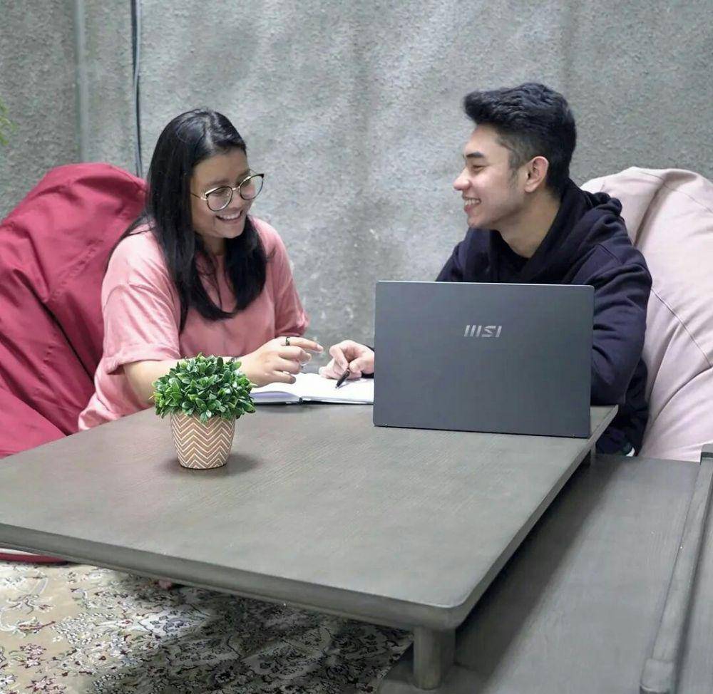 potret pesona Fiki Naki di depan laptop (instagram.com/fikinakii)