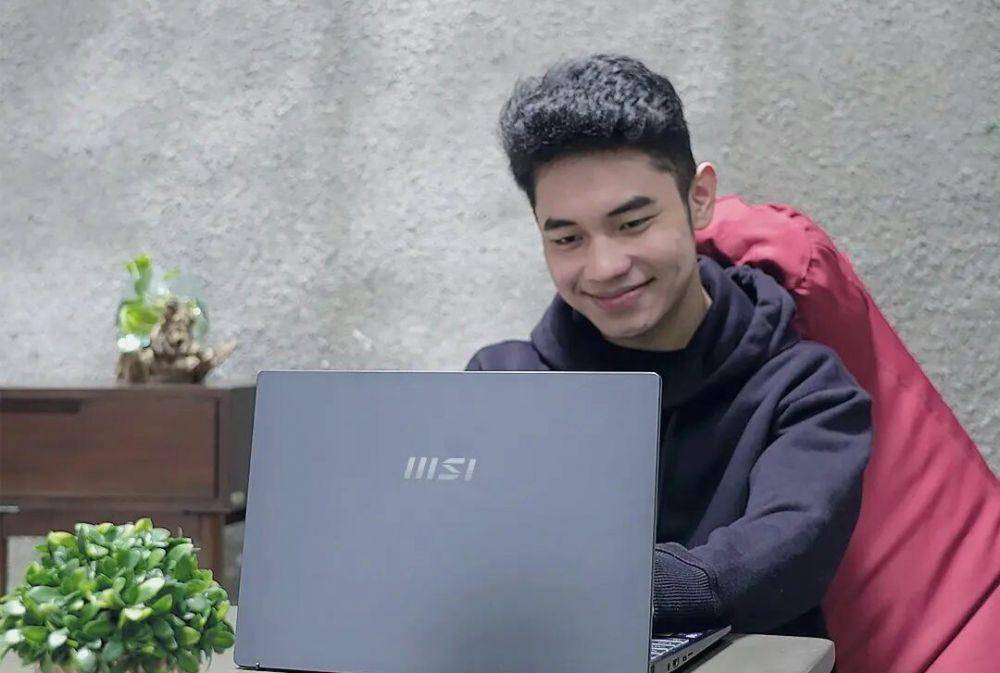 potret pesona Fiki Naki di depan laptop (instagram.com/fikinakii)