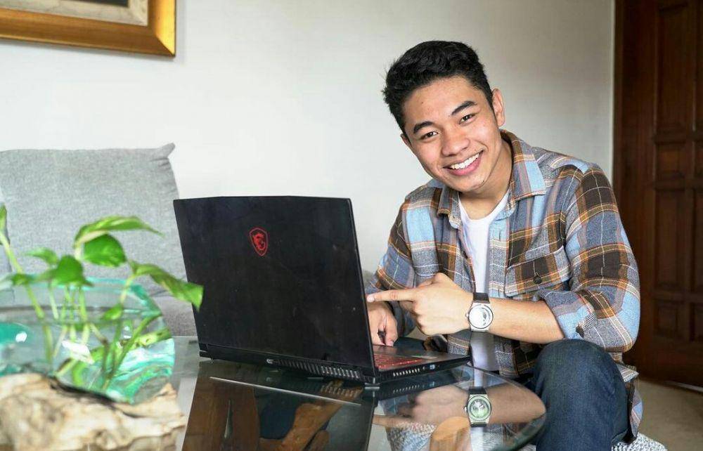 potret pesona Fiki Naki di depan laptop (instagram.com/fikinakii)