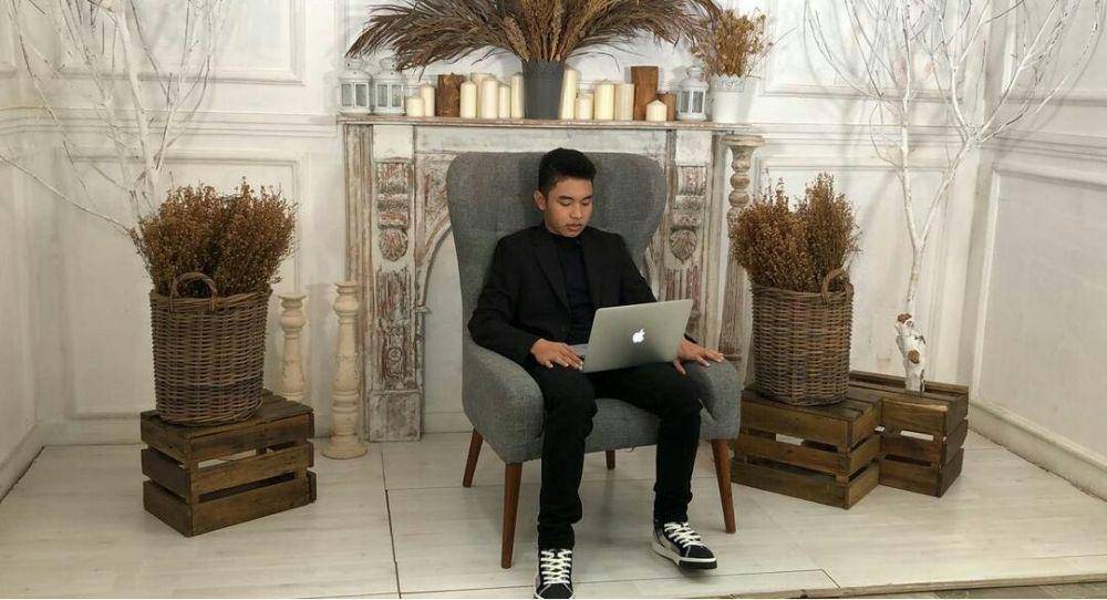 potret Fiki Naki di depan laptop (instagram.com/fikinakii)