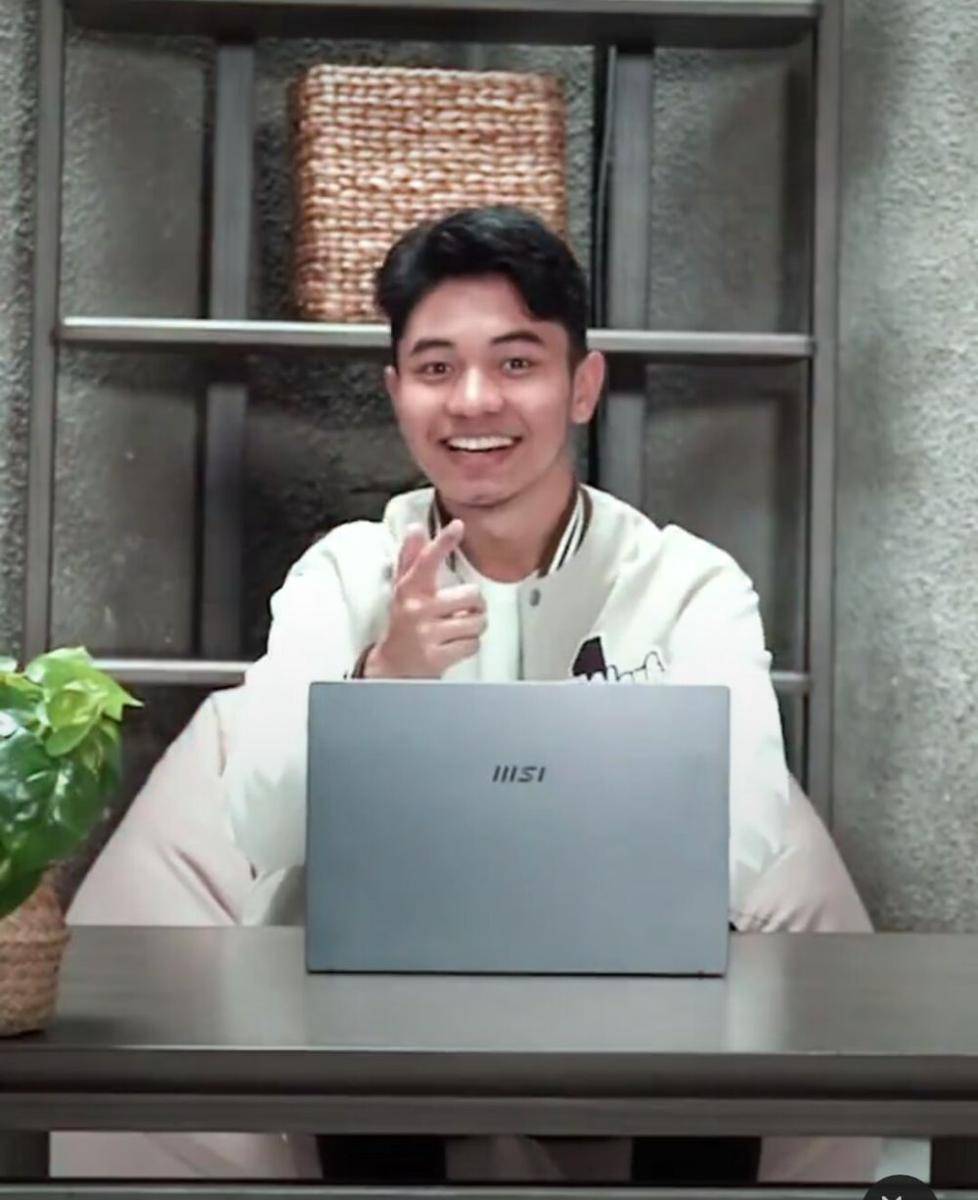 potret pesona Fiki Naki di depan laptop (instagram.com/fikinakii)