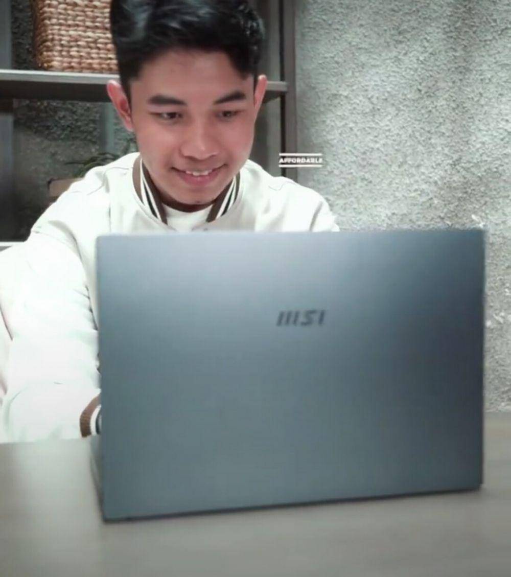 potret pesona Fiki Naki di depan laptop (instagram.com/fikinakii)