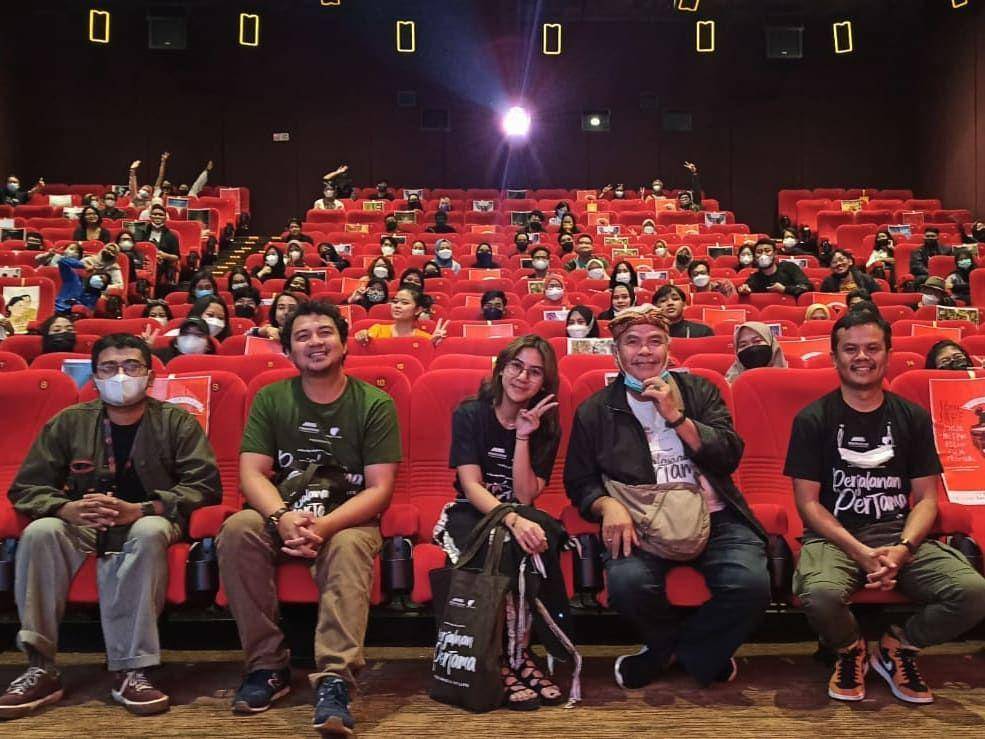 potret para pemain dan kru film Perjalanan Pertama di Jogja-NETPAC Asian Film Festival 2021 (instagram.com/ahmad_tamimi_siregar)