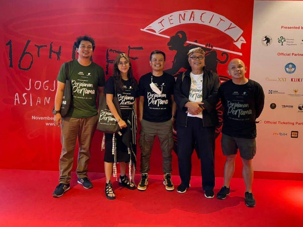 potret para pemain dan kru film Perjalanan Pertama di Jogja-NETPAC Asian Film Festival 2021 (instagram.com/ahmad_tamimi_siregar)