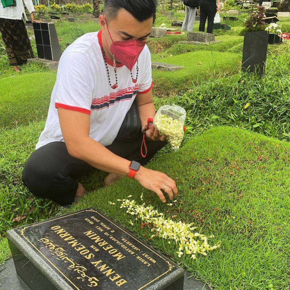 potret Anjasmara di pusara sang ayah (instagram.com/anjasmara)