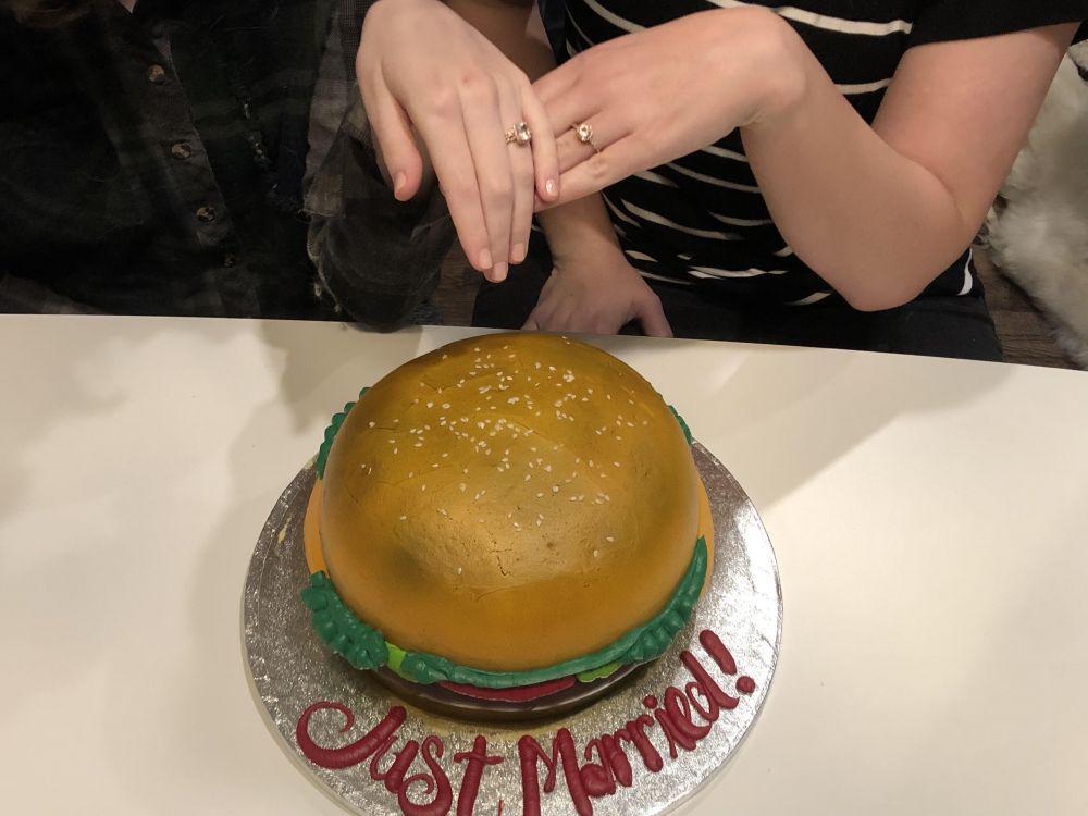 potret kue pernikahan yang unik (reddit.com/user/forgotten_weasley)