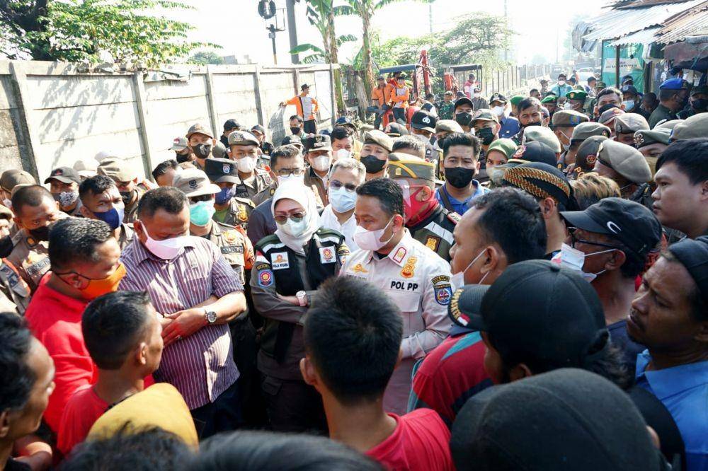 Sekda Kota Depok, Supian Suri didampingi Kasat Pol PP Kota Depok, Lienda Ratnanurdiannya saat bermediasi dengan warga dan pedagang saat penertiban di dekat Pasar Kemirimuka, Kecamatan Beji, Kota Depok. (Istimewa)