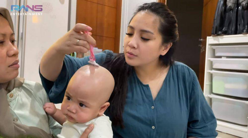 Nagita cukur rambut Rayyanza (YouTube.com/Rans Entertainment)