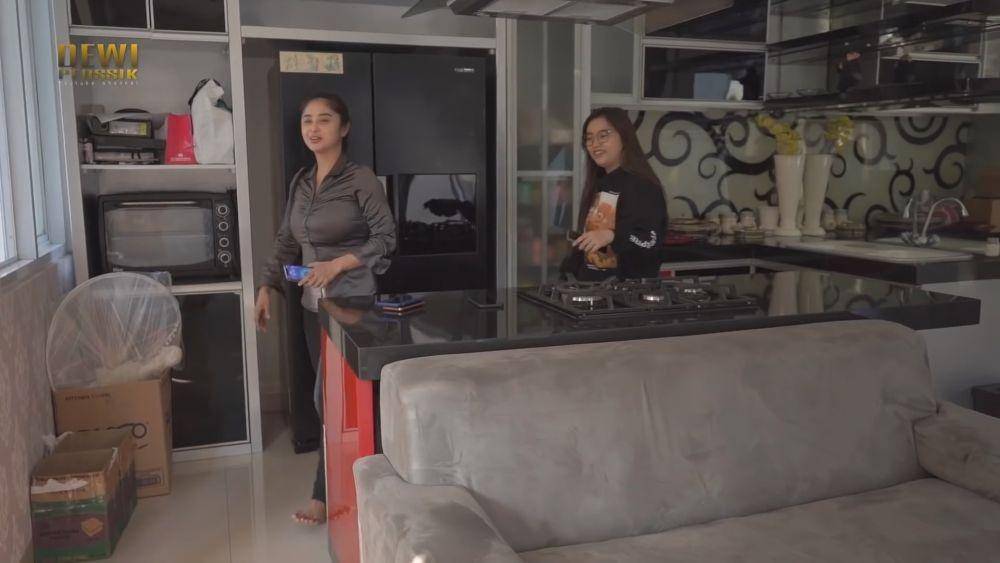 potret rumah lama Dewi Perssik (youtube/Dewi Perssik)
