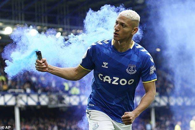 Potret Richarlison memegang flare (dailymail.co.uk)