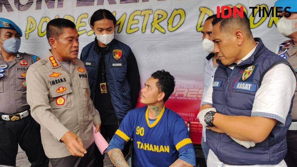 Kapolres Metro Depok, Kombes Imran Edwin Siregar saat menginterogasi pelaku pembunuhan. (IDNTimes/Dicky)